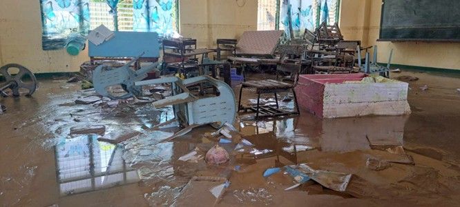 Et klasselokale på Mulao National High School er blevet ubrugeligt, efter oversvømmelser har lagt skolen under vand. Foto: Michael Makilan, Oxfam Pilipinas.