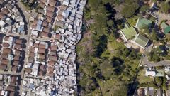 De 12 rigeste milliardærer har samlet mere formue end den fattigste halvdel af verdens befolkning til sammen.