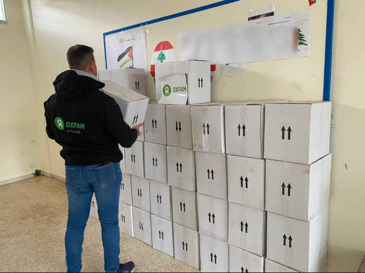 Oxfams medarbejdere i Bekaa-dalen i Libanon forbereder en uddeling af hygiejnesæt til civile, der er blevet fordrevet af den eskalerende konflikt.