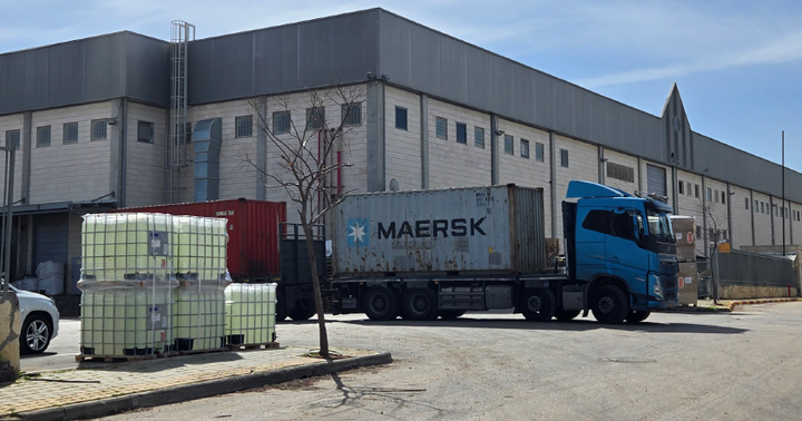 En lastbil med en Mærsk-container, der forlader Achdut Halva-fabrikken i Ariel Industrial Zone på den besatte Vestbred.12. februar 2026 (American Friends Service Committee).