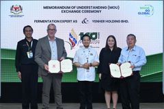 Den danske proteinproducent, European Protein, udvider med to nye fermenteringsfabrikker i Malaysia. Fra venstre: Director of Investment fra NCER, Malaysia – Rizatuddin Ramli, CEO Jens Legarth (European Protein), Deputy Minister of Agriculture and Food Security – Datuk Arthur Joseph Kurup, Merve Imren Yalcin (Royal Danish Embassy), CEO Dato Cheng Mooh Tat (Yenher Holdings Berhad).