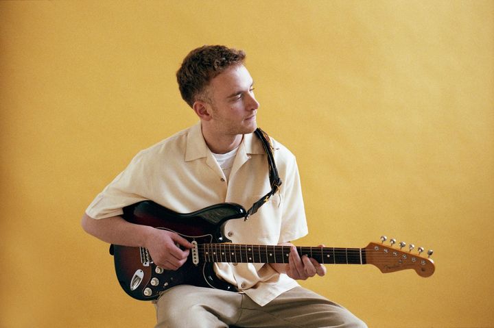 Tom Misch af Hollie Fernando