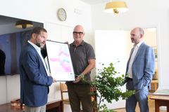 Festivalchef på NorthSide, Brian Nielsen, får overrakt beviset på NorthSide-skovens plantning mens Teknik- og Miljørådmand i Aarhus, Nicolaj Bang, lytter med.