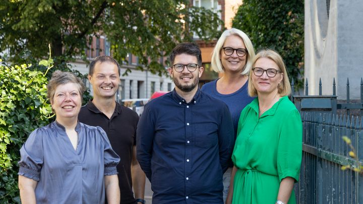 Fra venstre: Chef for indsamling, Tina Sand Knudsen, Chef for politik og viden, Jeppe Krag, Presse- og kommunikationschef, Anders Riisgaard, Chef for medlemstilbud og frivillige, Dorte Fog og Direktør, Ann Leistiko.