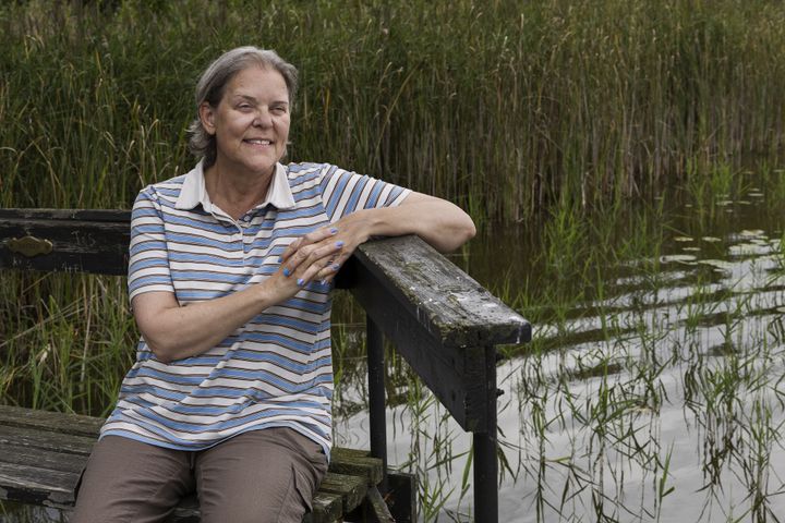 Først blev Jeanette Vennerberg flov og ked af det. Hun var på vej op ad en trappe, da en kollega sagde: ”Hold da op, hvor du pruster!” ”Er jeg virkelig i så dårlig form?” tænkte Jeanette. Men det satte alligevel lidt tanker i gang, for inderst inde vidste hun godt, at noget ikke var, som det skulle være. Kollegaens kommentar fik Jeanette til at reagere og gå til lægen. Det viste sig, at hun var en af de anslået 240.000 danskere, der har en alvorlige lungesygdom KOL uden at vide det. ”Det var faktisk en lettelse at få diagnosen. Jeg fik medicin, der hjalp, og jeg har kun fået det bedre siden,” fortæller hun.