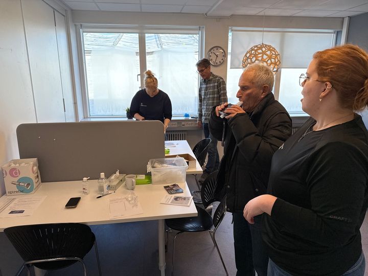 Theis Fatum Carlsen og Henning Fardan (Sort jakke) er to af dem, der mødte op til dette års lungedag for at få testet lungerne. "Det var egentlig bare for at se, om der er noget” fortalte Henning Fardan.