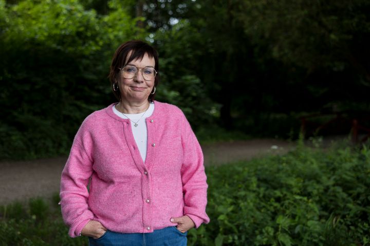 "Jeg var jo for ung til at få KOL," siger Vibeke Domar Fischer. Som 50-årig begyndte hun at miste pusten på trapperne og kunne ikke synge som før. KOL var det sidste, hun havde forestillet sig, for hun har altid levet et aktivt liv og aldrig røget. I dag håber hun, at hendes historie kan få andre til at reagere på de tidlige tegn, så de også kan fortsætte deres gode liv på trods af diagnosen. "Jeg kan stadig lave alt det, jeg elsker," siger hun.