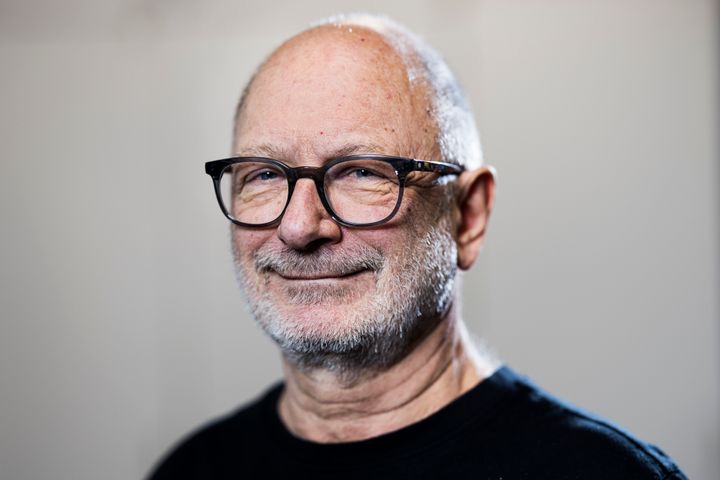 ”Jeg kunne simpelthen ikke få luft. Jeg sad i en hel time sammen med familien og kunne ikke få vejret. Det blev mere og mere uhyggeligt, fordi det ikke gik over. Man tænker faktisk, at man er ved at blive kvalt.” Hans Jørgen Thomsen havde fundet sig godt til rette i et aktivt pensionistliv, da han pludselig måtte stige af cyklen ved Kastellet i København. Han kunne ikke få luft. I dag håber han, at flere vil reagere på symptomerne i tide og få tjekket deres lunger. "Jeg ventede alt for længe med at reagere. I dag har jeg det meget bedre," fortæller han.