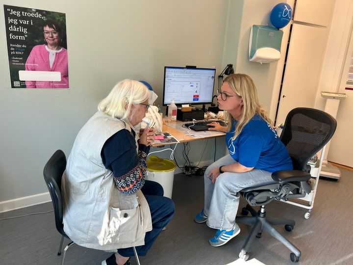 Næsten 6.000 danskere fik testet deres lungefunktion i forbindelse med Lungeforeningens årlige lungedag. Her er det Monika Bruun, der puster i spirometret på Klinik Sund i Hornbæk.