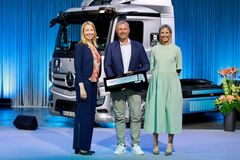 Jan Skov Pedersen i selskab med Stina Fagerman (t.v.), Head of Marketing, Salg og Services hos Mercedes-Benz Trucks og Karin Rådström (t.h.), CEO hos moderselskabet Daimler Truck AG og forhenværende CEO hos Mercedes-Benz Trucks.