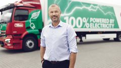 Teknisk direktør hos en af Nordens største transport- og logistikvirksomheder, Jan Skov Pedersen, foran eActros 300, som Frode Laursen har været med til at udvikle.