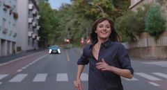 Stillfoto fra Joachim Triers film Verdens værste menneske (2021) med Renate Reinsve i hovedrollen
