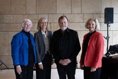 Fra venstre ses Pia Gjellerup, formand for det danske styre i Fondet for Dansk-Norsk Samarbejde, dernæst Louise Bang Jespersen, dansk ambassadør i Norge, Bent Sørensen, komponist og modtager af Hammerich-Prisen og Katja Nordgaard, norsk ambassadør i Danmark. Foto: Victoria Mørck Madsen