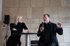 Ved den festlige prisoverrækkelse er aftenens vært Celine Haastrup, kendt fra P2. Her interviewer hun komponisten Bent Sørensen. Foto: Victoria Mørck Madsen