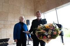 Pia Gjellerup (tv), formand for det danske styre i Fondet for Dansk-Norsk Samarbejde, overrækker Hammerich-Prisen til komponisten Bent Sørensen (th). Foto: Victoria Mørck Madsen
