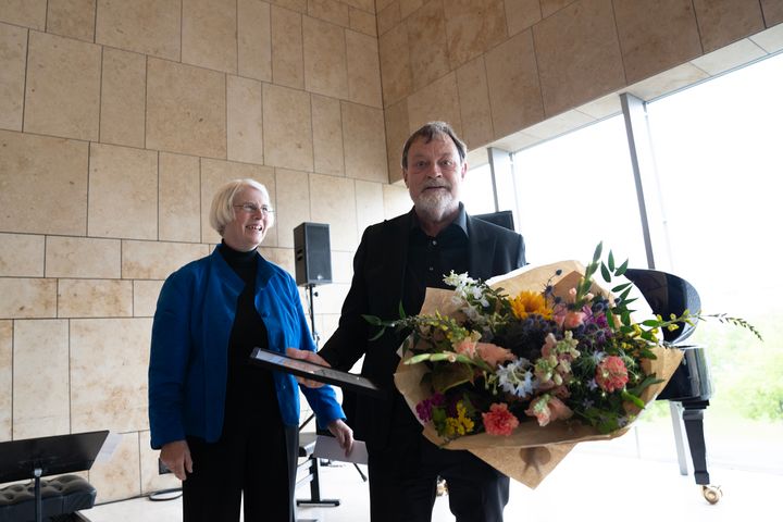 Pia Gjellerup (tv), formand for det danske styre i Fondet for Dansk-Norsk Samarbejde, overrækker Hammerich-Prisen til komponisten Bent Sørensen (th). Foto: Victoria Mørck Madsen