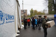 Folk står i kø ved et UNHCR-center i Kharkiv-regionen for at modtage nødhjælp, blandt andet termiske kits til isolation af deres hjem.