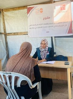 Amal arbejder på det UNFPA-støttede Women's Affairs Centre i Bureij-flygtningelejren. Hun er mor til tre børn, er blevet fordrevet fire gange og har mistet ti familiemedlemmer i krigen.