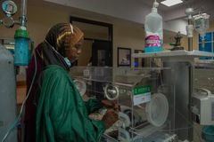 Faduma ser til sin datter, som blev født for tidligt, på Banadir Hospital i Mogadishu.