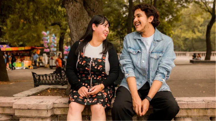 Rocío Ordóñez Pedraza, en 32-årig psykolog og meningsdanner, der arbejder for NGO'en Mexico Vivo Foundation, taler med sin mentee, den 22-årige Christian, i Mexico City.
