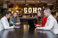Revisor Bech (nu Retio) startede for godt seks år siden som regnskabs- og digitaliseringsvirksomhed med en flyverplads i SOHO i Kødbyen i København. Der kom hurtigt flere kunder og medarbejdere til, så flyverpladsen blev til eget kontor og flere skriveborde, men stadig i kontorfællesskabet SOHO, hvor Retio stadig holder til i dag.