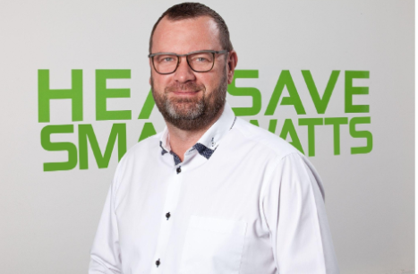 Claus Rønnow, direktør i Heatsave, på stedet der markerer et vigtigt partnerskab indenfor energiløsninger. Foto: Christoffer