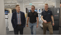 Fra venstre: Simon Fjord, teknisk chef for Rosengårdcentret, Michael Gregersen, POWERs Projekt & Facility Manager og Alexander Elnegaard Larsen, tværfaglig projektchef Bravida.