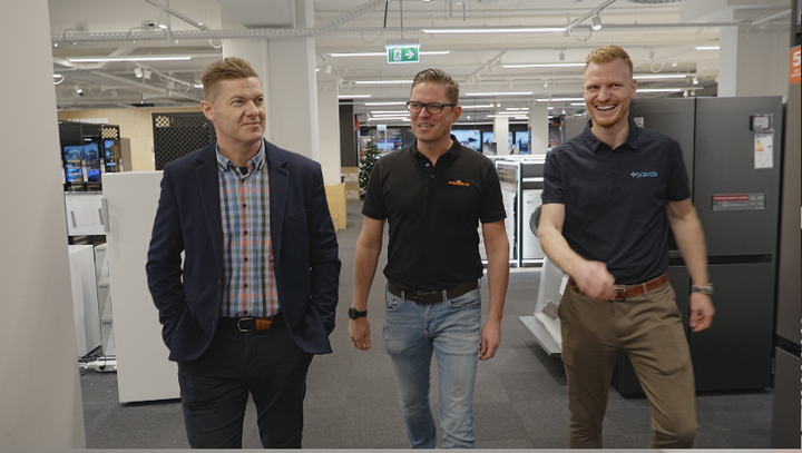 Fra venstre: Simon Fjord, teknisk chef for Rosengårdcentret, Michael Gregersen, POWERs Projekt & Facility Manager og Alexander Elnegaard Larsen, tværfaglig projektchef Bravida.