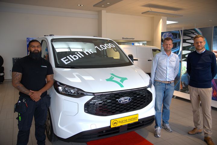 Bravidas elbil nummer 1.000. Til venstre Bravida-montør Abas Khan, som modtager bilen. Til højre Bravidas Fleet Manager Mark Lyskjær.