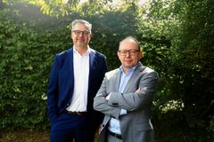 Mads Bomann Larsen (th.) kommer fra en stilling som Chief Strategy & Transformation Officer hos Inpay og har tidligere været en årrække hos blandt andre Nets. CEO i KMD Group Thomas Jul (tv.) fortæller, at den nye afdeling skal sikre, at KMD også fremadrettet har fokus på de områder, hvor de skaber mest værdi.