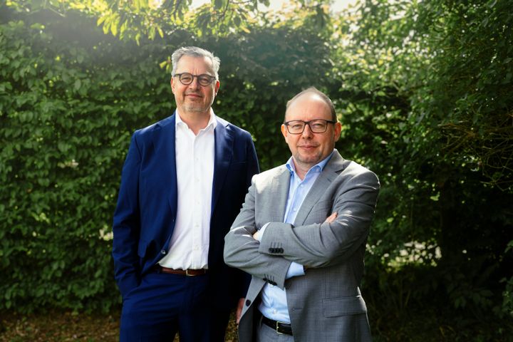 Mads Bomann Larsen (th.) kommer fra en stilling som Chief Strategy & Transformation Officer hos Inpay og har tidligere været en årrække hos blandt andre Nets. CEO i KMD Group Thomas Jul (tv.) fortæller, at den nye afdeling skal sikre, at KMD også fremadrettet har fokus på de områder, hvor de skaber mest værdi.