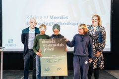 Eleverne fra Andst Børne- og Skolecenter vinder Verdis Bæredygtighedspris Junior 2024 for deres projekt RE FIT.