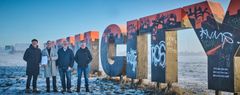 Roskilde Festival og Verdis A/S har lavet en aftale om bæredygtig affaldsbehandling. Fra venstre: Kim Kristensen, divisionschef for byplan og logistik hos Roskilde Festival, Stefan Thirup-Bielefeldt, regionsdirektør hos Verdis A/S, Ole Vestergaard, Industriafdelingen og Søren Rahbæk Larsen, afdelingsleder for logistik på Roskilde Festival.