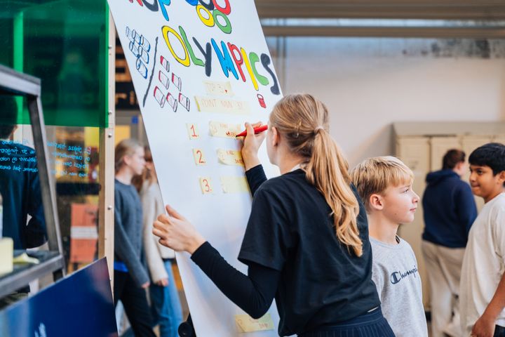 Finalen i Vestdanmark byder på masser af kreativitet, samarbejde og bæredygtige idéer, når elever fra hele regionen samles i DGI-Huset i Vejle for at dyste om Verdís Bæredygtighedspris Junior 2025.