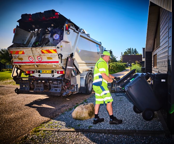 Renovationsbil i drift ved tømning. Den nye aftale om husholdningsaffald i Ringkøbing-Skjern Kommune træder i kraft 1. november 2026.”