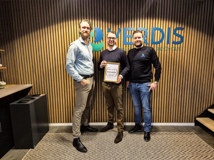 Verdis har opnået EcoVadis Sølv (Top 15 %) med en samlet score på 73/100, hvilket placerer virksomheden blandt de 11 % bedst vurderede globalt. Fra venstre: Group ESG Consultant Rasmus Birkbak Villadsen, CSO Kasper Carstensen og CEO Stefan Olin fra Verdis med EcoVadis-scorecardet.