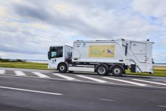 Eldreven renovationsbil fra Verdis kører på vej i åbent landskab