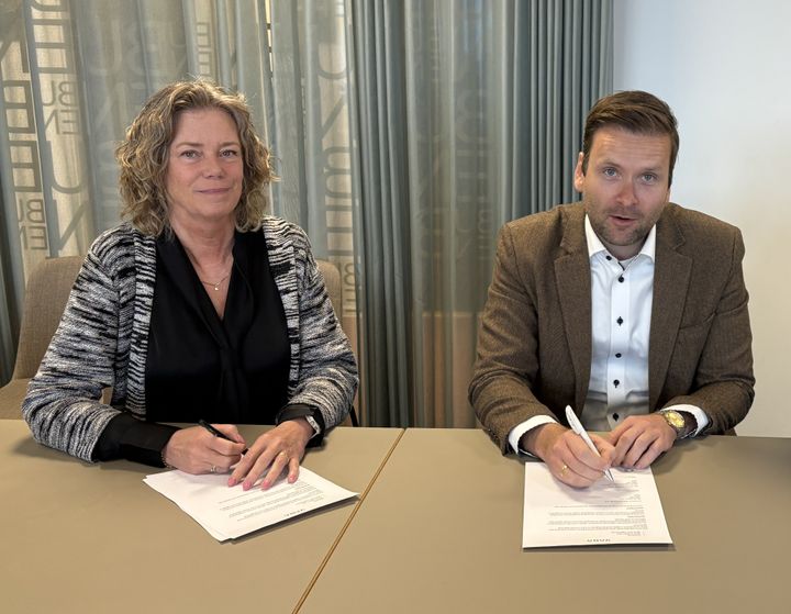 Marianne Roed Jakobsen, VANA og Stefan Olin, Verdis underskriver dokumenter i forbindelse med samarbejdet mellem VANA og Verdis om en dansk løsning til behandling af mad- og drikkekartoner.