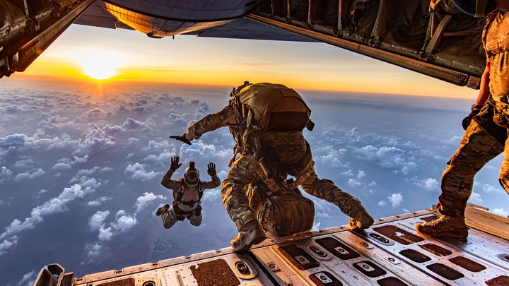 U.S. Air Force pararescuemen fra den 82. Expeditionary Rescue Squadron foretager øvelse fra en Hercules C-130 maskine i nærheden af Camp Lemonnier i Djibouti