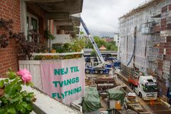 Mjølnerparken - altanudsigt til banner og byggeplads. Foto: Britta My Thomsen