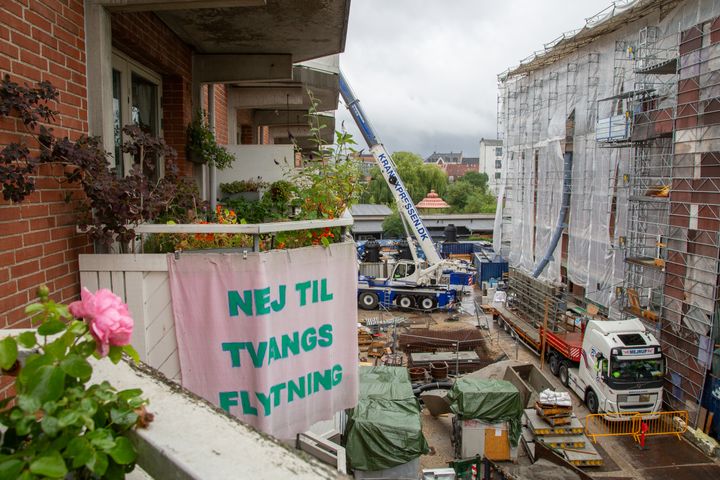Mjølnerparken - altanudsigt til banner og byggeplads. Foto: Britta My Thomsen