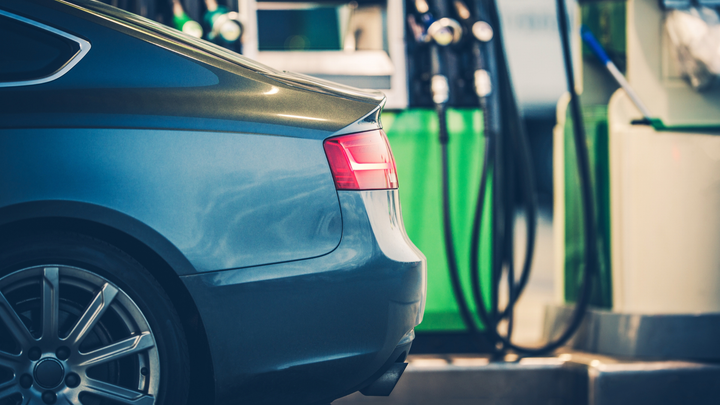 Næsten tre ud af fire biler i danskernes bilpark kører fortsat på benzin eller diesel, viser tal fra Bilstatistik.dk. Men i de seneste måneder er gennemsnitspriserne på biler med de to drivmidler faldet en del, mens flere er kommet til salg.