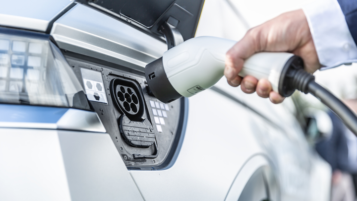 Fra nytår står elektriske biler til priser over 366.200 kr. til en afgiftsstigning. Stigningen har længe ligget i planerne.