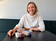 Produktchef Marianne Nygaard Krag med et udvalg af K-Salat produkter i den nye emballage med nyt design