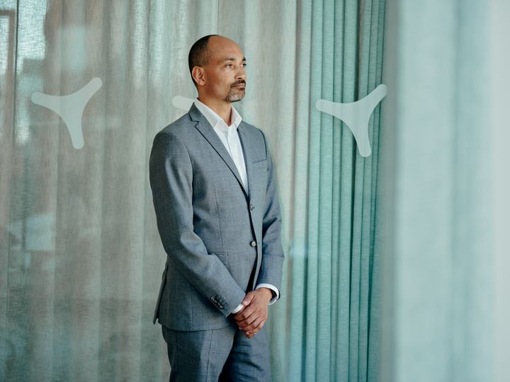 Jesper Daugaard Faurby, Adm. direktør i Atradius Danmark, kigger ud af et vindue