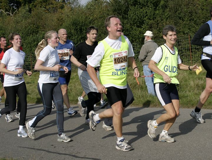 Sven Mogensen mistede som 20-årig synet i en ulykke for mere end 50 år siden. Det har påvirket hans liv, men ikke ændret på, at han fortsat opsøger og forsøger at løse de samme opgaver som før. Her ses han under Erimitageløbet i 2007.
