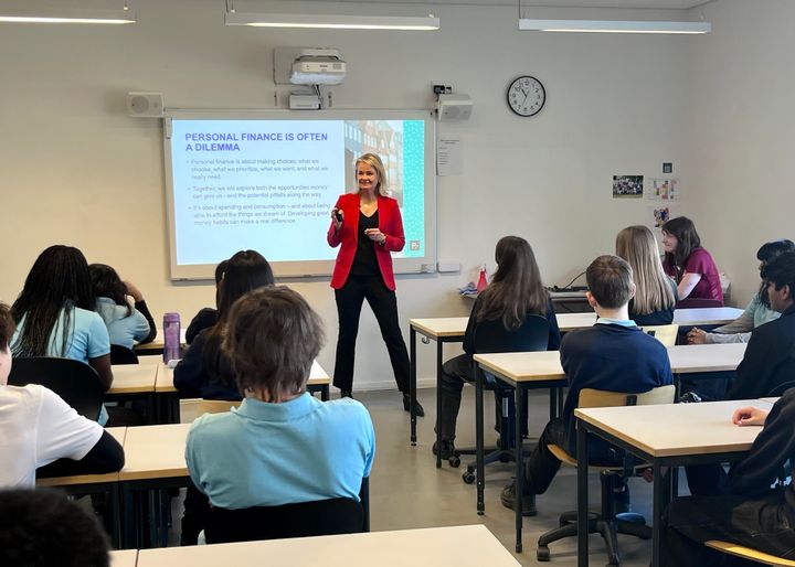 Bankdirektør i Jyske Bank, Ingjerd Blekeli spiten, startede Pengeugen på International School Ikast.