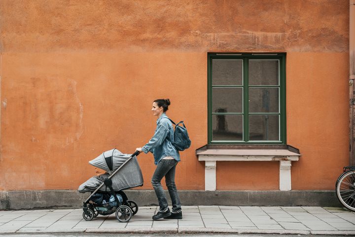 "Når man bliver mor, ændrer hverdagen sig – og det samme gør økonomien," siger privatøkonom i Jyske Bank, Bettina Brask.