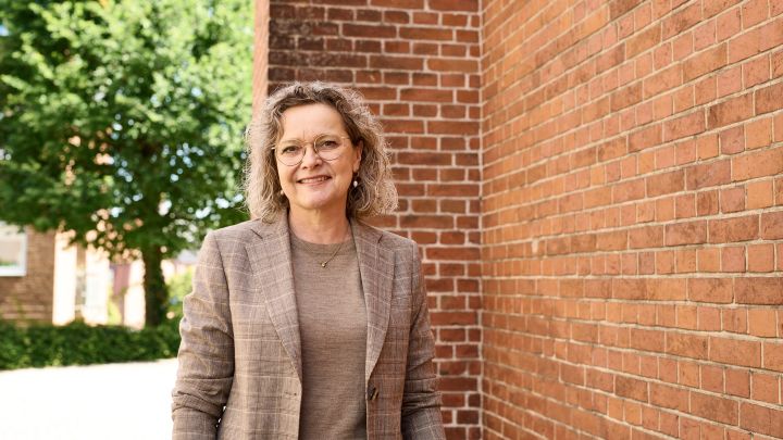 Bettina Brask, privatøkonom i Jyske Bank,  gør opmærksom på, at pension løbende afhænger af din indkomst. Derfor er det helt normalt, at opgørelsen viser en forskel – men det er også et signal om, at du bør tage stilling til din økonomi.
