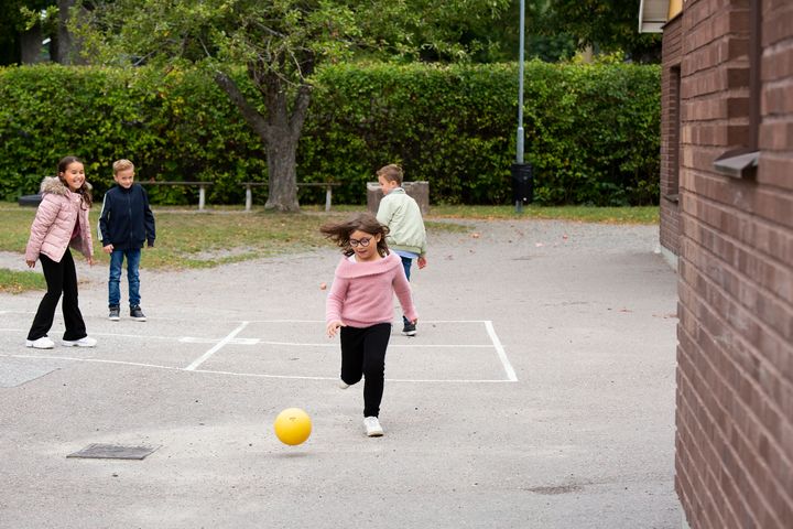 Ifølge Jyske Bank vælger flere bedsteforældre at bidrage til børnebørnenes skolestart gennem pengegaver eller hjælp til indkøb af udstyr.